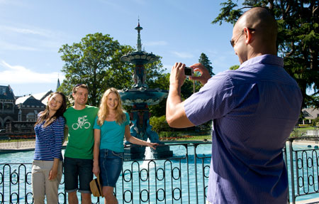 friends_in_front_of_the_peacock_fountain